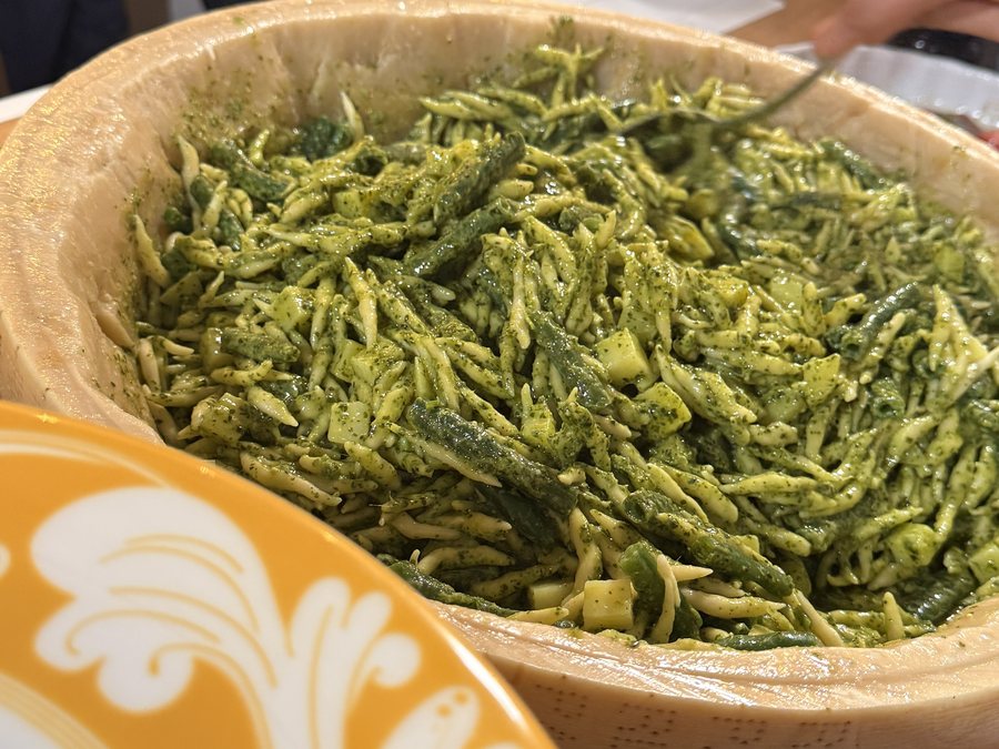 Trofie al Pesto, angemacht im Parmigiano-Laib
