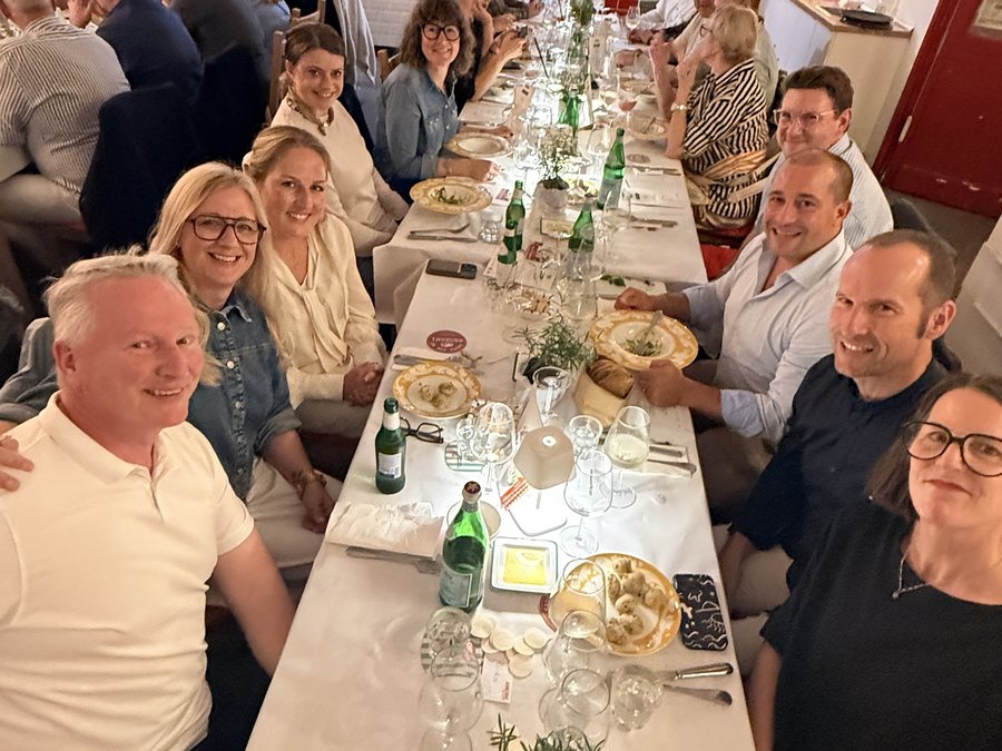 Die lange Tafel bei Lettinis am Abend von Chefs in Town