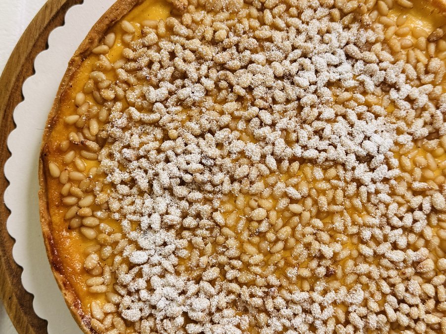 Torta della Nonna mit Pinienkernen