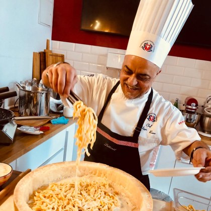 Pasta, geschwenkt im Parmigiano-Laib
