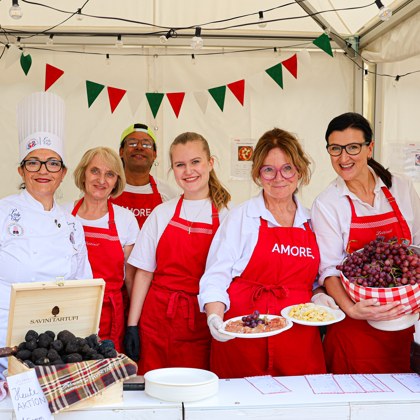 Das Team unter der Wimpelkette am Stand